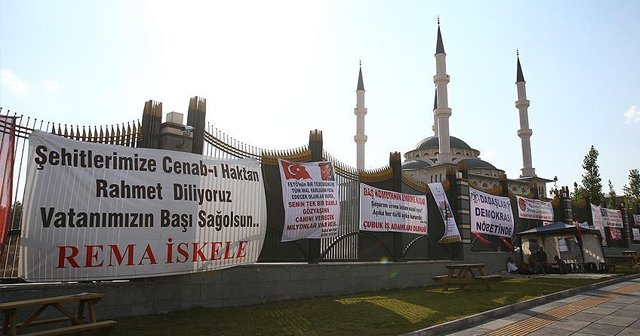 Erdoğan&#039;a desteğini pankart ve karikatürlerle gösterdi
