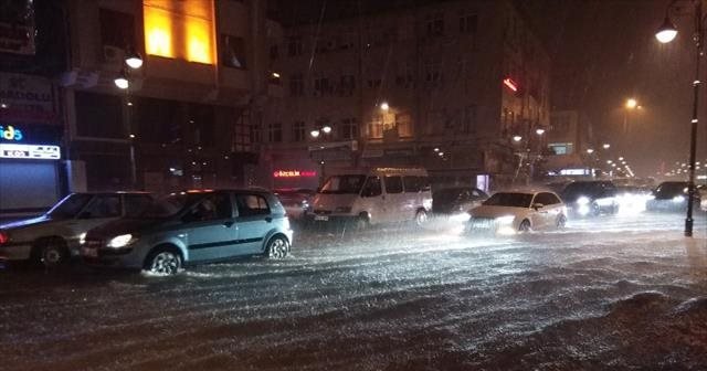 Ev ve işlerini su bastı, caddeler göle döndü