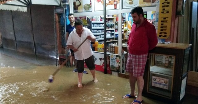 Ev ve işlerini su bastı, caddeler göle döndü