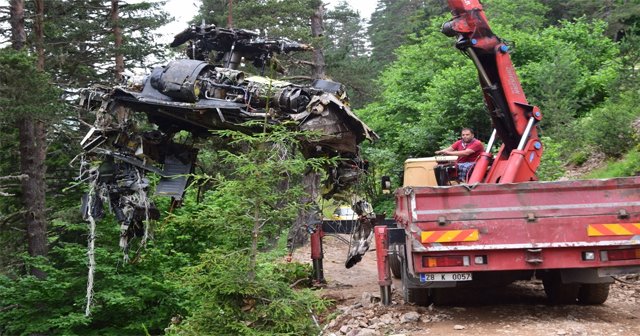 Helikopterin enkazı kaldırıldı