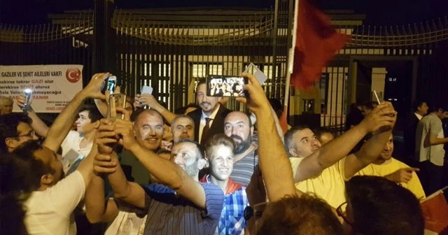 Hidayet Türkoğlu ‘Demokrasi Nöbeti’ne katıldı