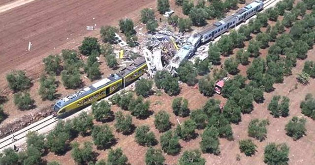 İtalya&#039;da 2 tren kafa kafaya çarpıştı, 20 ölü