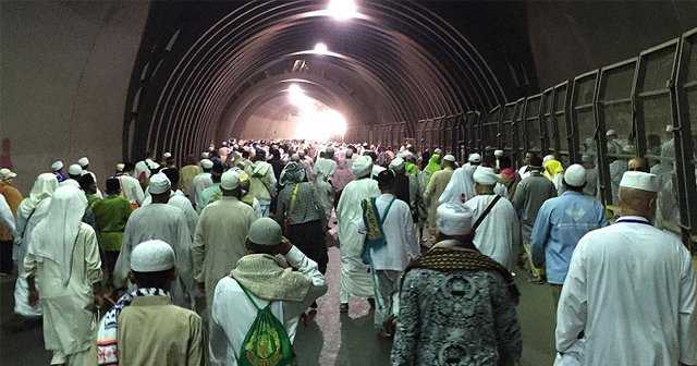 Kabe&#039;de izdiham, yaralılar var