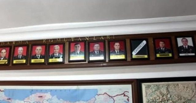 Komutanın resminin yerine darbeci yazdılar