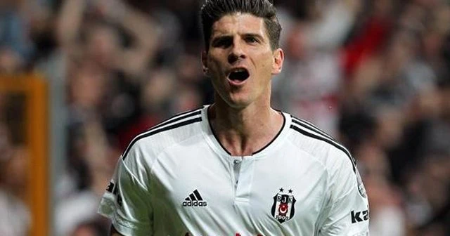 Mario Gomez'den Beşiktaş'a yeşil ışık: Yeni transfer Adriano'nun fotoğraflarını beğendi