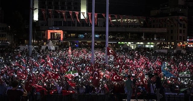 Millet 'demokrasi nöbeti'ni sürdürüyor