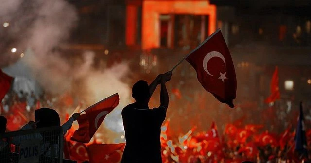 Milletin demokrasi nöbeti sürüyor