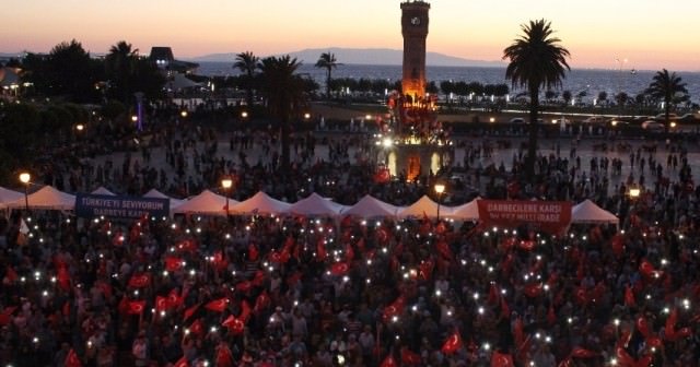 Milletin nöbeti devam ediyor, meydanlara akın var