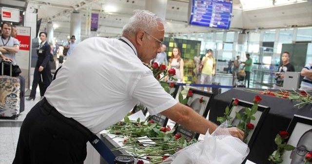 Pilot ve hostesler saldırının yaşandığı alana karanfil bıraktı