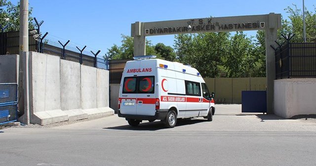 PKK&#039;lı teröristler Diyarbakır&#039;da polise saldırdı