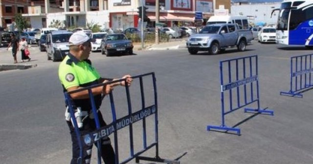 Polis ilçe girişine barikat kurdu