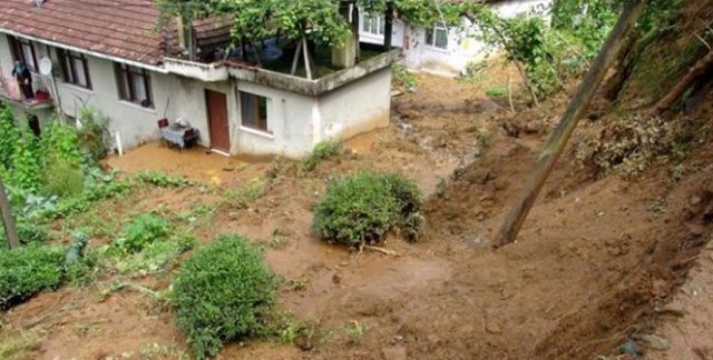 Rize&#039;deki heyelanda toprak altında kalan kız kurtarılamadı