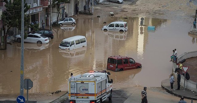 Sağanak ve sel dört şehri vurdu