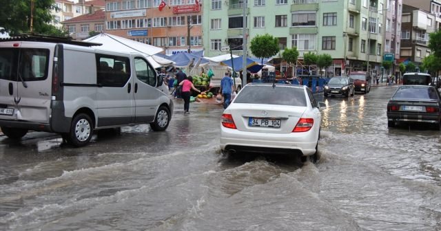 Sağanak yağış hayatı felç etti