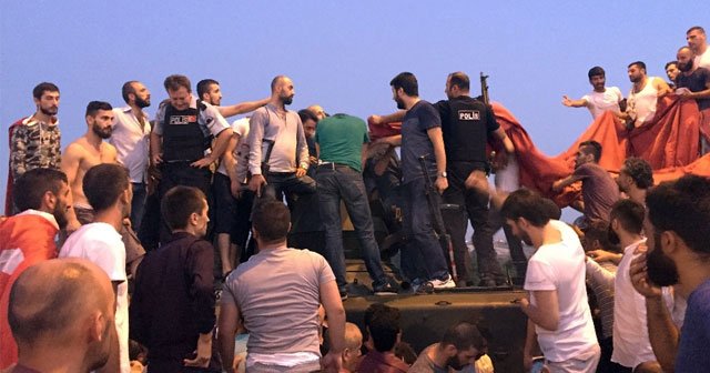 Tankın içinde kalan askerleri linçten polis kurtardı