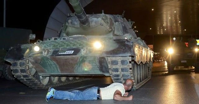 Tankın önüne yatan vatandaş o anları anlattı