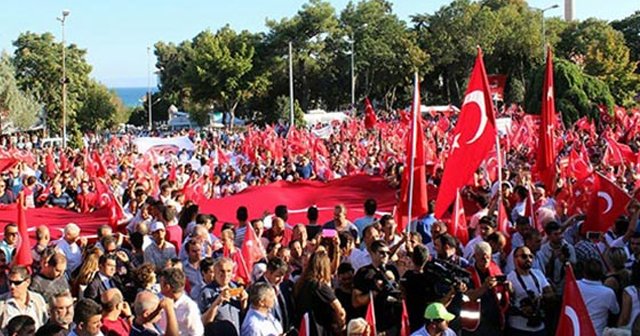 Tekirdağ&#039;da darbeye karşı dev yürüyüş