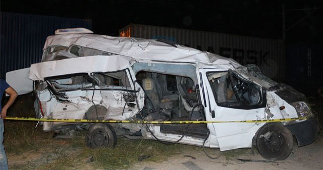 Tren işçi servisine çarptı, 3 ölü, 13 yaralı