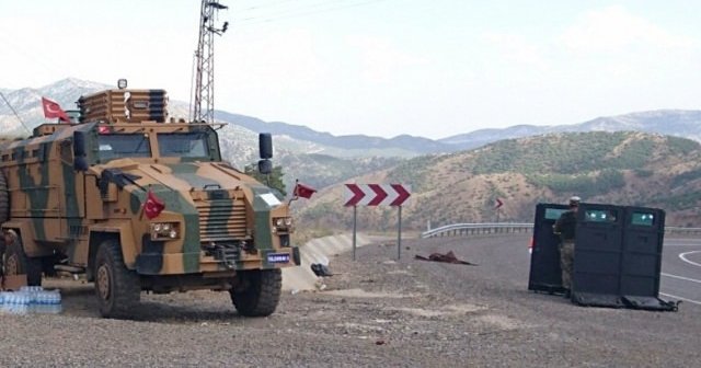 Tunceli&#039;de askeri araca hain saldırı