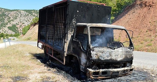 Tunceli&#039;de teröristler araç yaktı