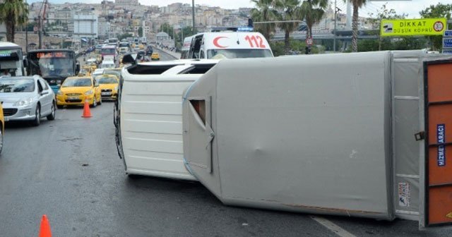 Unkapanı Köprüsü&#039;nde kamyonet devrildi, 2 yaralı