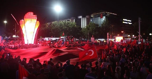 Vatandaşların 'demokrasi nöbeti' sürüyor