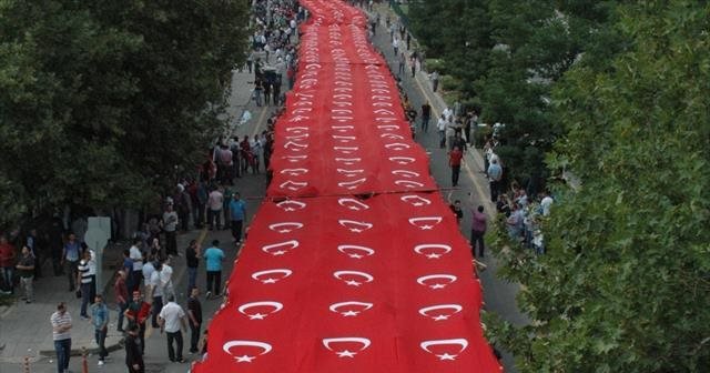 500 metre Türk bayrağıyla yürüdüler