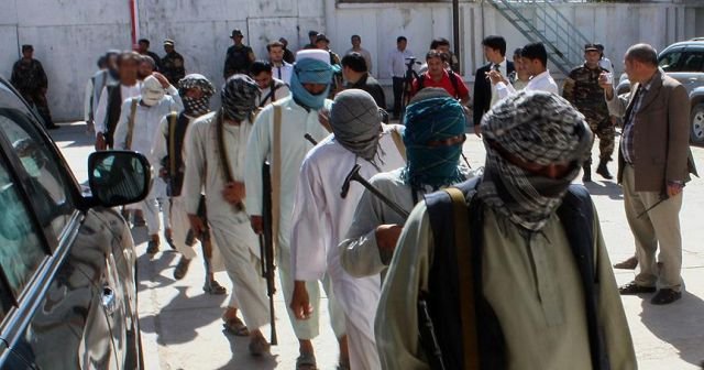 Afganistan&#039;da 16 Taliban üyesi teslim oldu