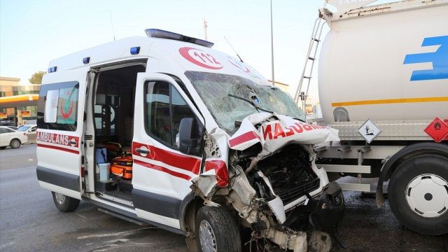 Ambulans akaryakıt tankerine çarptı, 3 yaralı