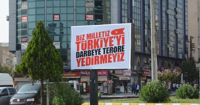 Batman&#039;da darbe ve teröre afişli tepki