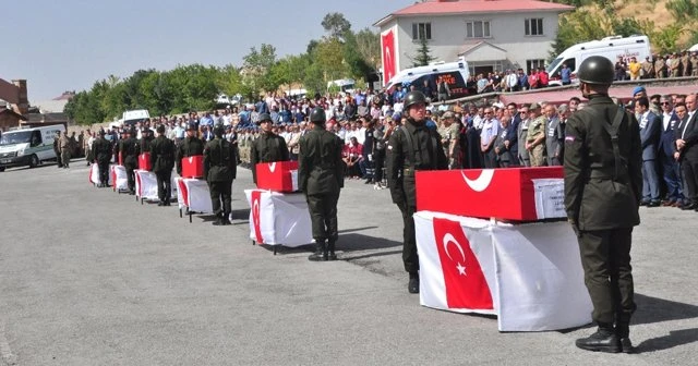 Bitlis’te şehit olan askerler ve korucu için tören