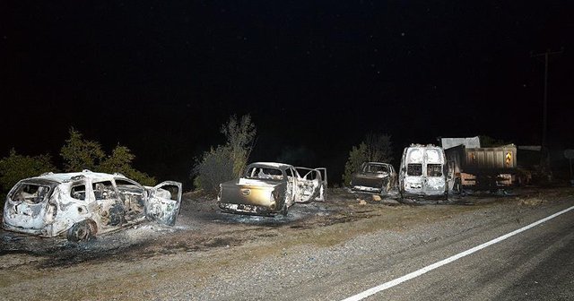 Bitlis&#039;te teröristler 11 aracı ateşe verdi