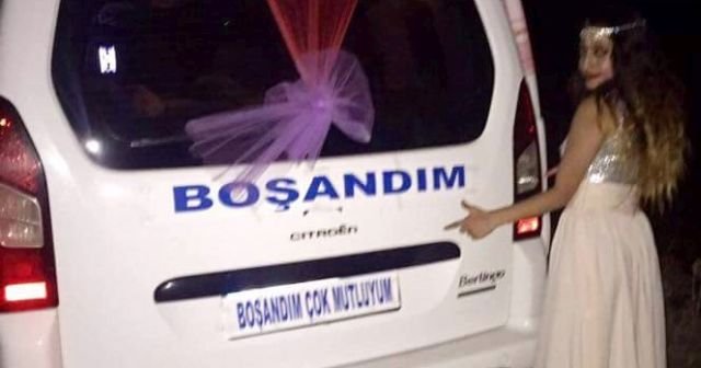 Boşanmayı aracını süsleyerek kutladı