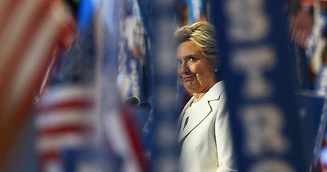 Clinton&#039;ın e-postaları başını ağrıtmaya devam ediyor
