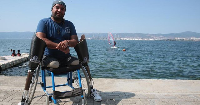 Depremde ayaklarını kaybetti, kendini topluma adadı