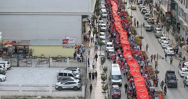 Dev Türk bayrağıyla Van&#039;da saldırılara tepki