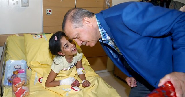 Erdoğan Gaziantep&#039;teki yaralıları ziyaret etti