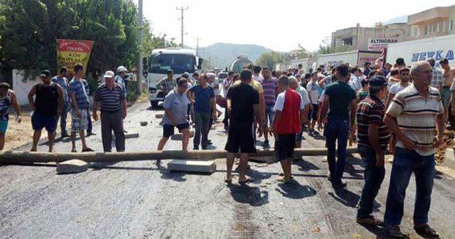 Halk çileden çıktı! Yolu kapatıp sopalarla araçlara saldırdılar