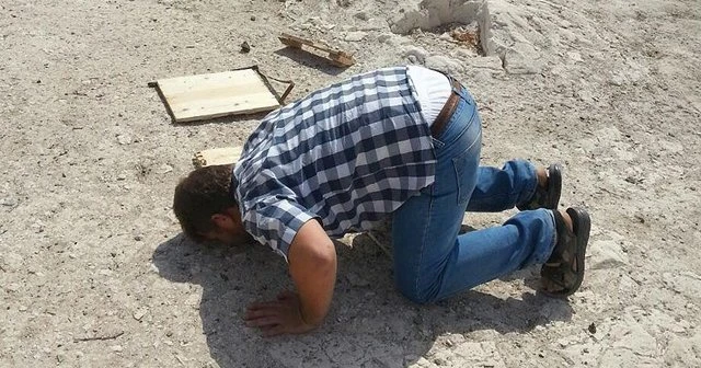İlk işi vatan toprağını öpmek oldu