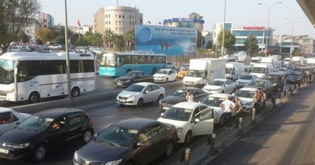 İstanbul&#039;da trafiği kitleyen kaza