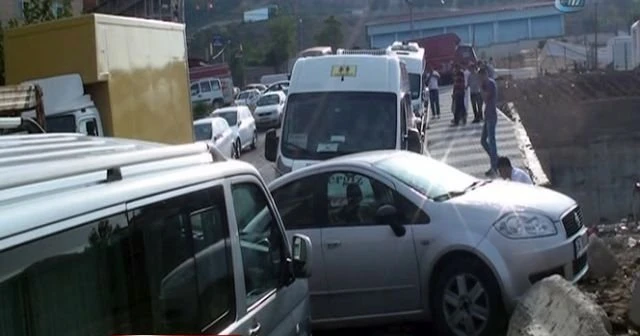 İstanbul&#039;da yol çöktü