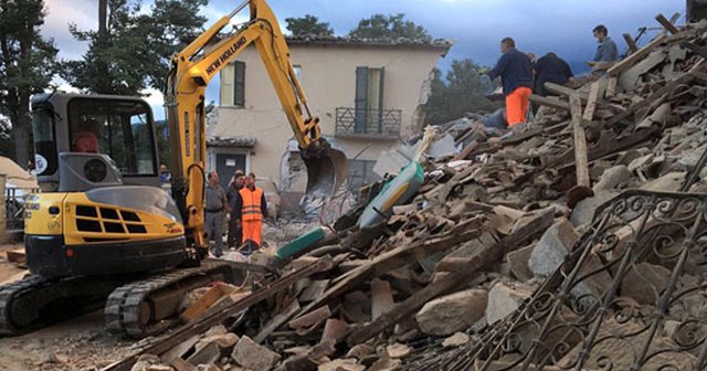 İtalya 6.2&#039;lük depremle yıkıldı