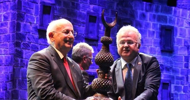Kahraman, 'Che denen eşkıya gencimin yakasında olamaz'