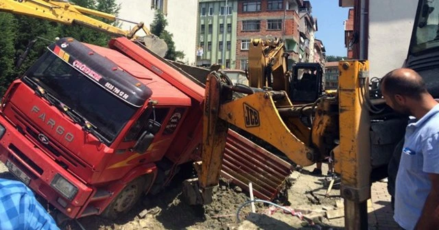 Kanalizasyon çalışmasında toprak kaydı, 2 yaralı