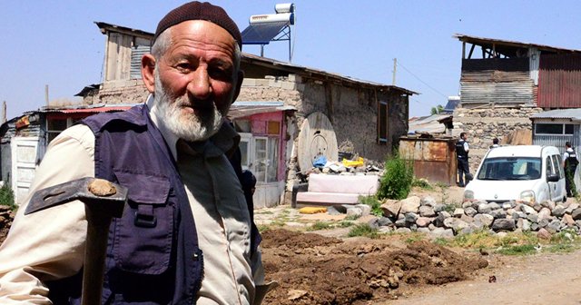 Kazmayı küreği kapan polise yardıma koştu