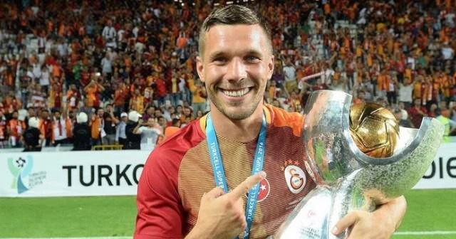 Lukas Podolski veda etti