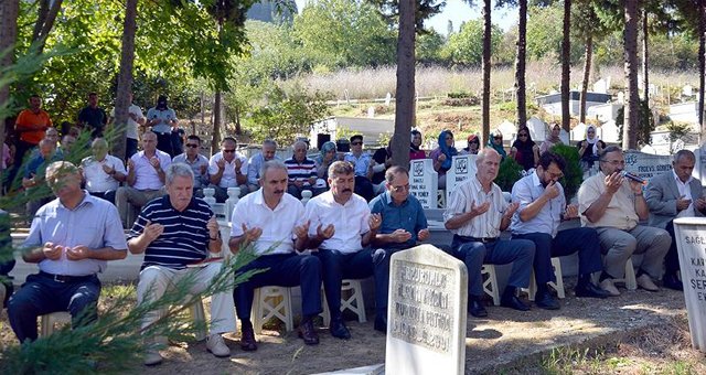 Marmara Depremi'nin 17. yılında yakınlarının mezarlarını ziyaret ettiler