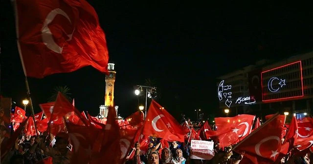 Meydanlarda 'demokrasi nöbeti' sürüyor
