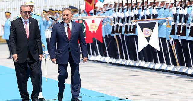 Nazarbayev resmi törenle karşılandı