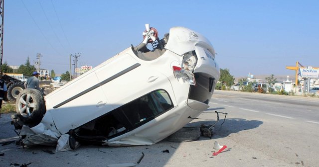 Otomobil takla attı, 3 ölü